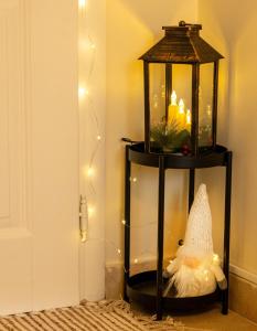 Una linterna con una muñeca en una habitación con luces. en Home-Like Studio Walking Distance to the Old Town l Washing Machine l Bus Station Nearby, en Novi Sad