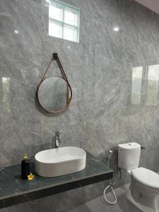 Ένα μπάνιο στο D'Kusuma House Sidemen