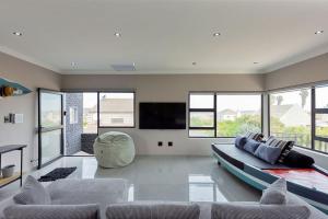 Et tv og/eller underholdning på 4 sleeper luxury apartment with hot tub