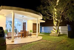 Κήπος έξω από το Sasmika Villa Surf and Yoga Hostel