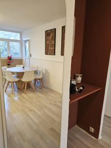 ein Esszimmer mit einem Tisch und Stühlen in einem Raum in der Unterkunft Le petit savoyard in Albertville