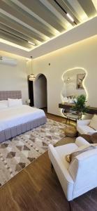 1 dormitorio grande con 2 camas y sofá en Nasma Chalet, en Barka