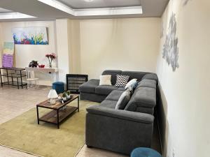 un soggiorno con un divano e un tavolo di ANTHEMIs COTTAGE RED a Kyperounda