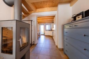 cocina grande con fogones y pasillo en Haus Alpenruhe, en Königsleiten