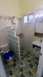 ein Badezimmer mit Toilette und Waschbecken in der Unterkunft Kata Lina guesthouse in Kata Beach + 83 Fotos