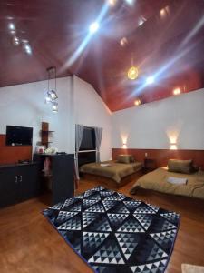 TV a/nebo společenská místnost v ubytování Cabin Wetan Kali 03