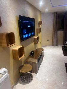 阿加迪尔Appartement Premium à Agadir Calme, Clim,Plage à 5 min的一间墙上配有平面电视的等候室