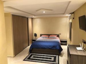 阿加迪尔Appartement Premium à Agadir Calme, Clim,Plage à 5 min的一间卧室，床上有两个枕头