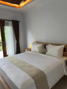 Ένα ή περισσότερα κρεβάτια σε δωμάτιο στο D'Kusuma House Sidemen