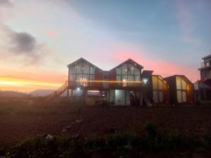 Východ nebo západ slunce při pohledu z vily nebo okolí