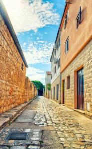 una calle vacía en un callejón entre edificios en Guest House Zaninović, en Hvar