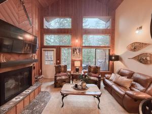 un soggiorno con divano e camino di Apres Moose a Brenchley Mobile Home Park