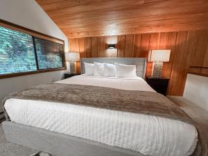 una camera da letto con un grande letto e pareti in legno di Apres Moose a Brenchley Mobile Home Park Altre 37 foto