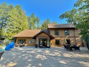 una grande casa in legno con una piscina di fronte di Apres Moose a Brenchley Mobile Home Park