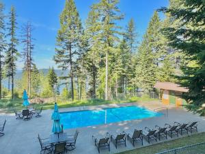 una piscina con sedie a sdraio e una piscina di Apres Moose a Brenchley Mobile Home Park