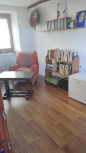 Η βιβλιοθήκη του δωματίου σε οικογενειακή κατοικία