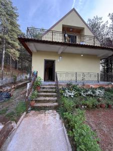 ein Haus mit einem Balkon darauf in der Unterkunft Streha Pishave in Elbasan