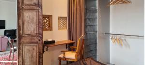 una camera con una sedia accanto a un frigorifero di Atica Penthouse a Tallinn