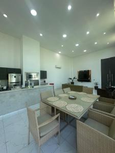 Casa Patiño في Patiño: غرفة طعام مع طاولة وكراسي ومطبخ