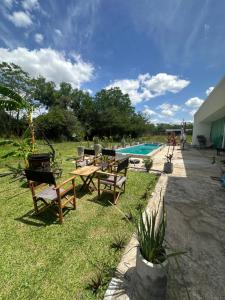 Casa Patiño في Patiño: حديقة خلفية مع مسبح مع كراسي وطاولة