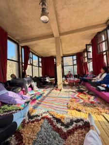 Eine Gruppe von Menschen, die auf dem Boden eines Zimmers liegen. in der Unterkunft Auberge jawahir aguerd  + 75 Fotos