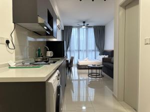 Η κουζίνα ή μικρή κουζίνα στο Majestic Residence KLCC By CoxMa