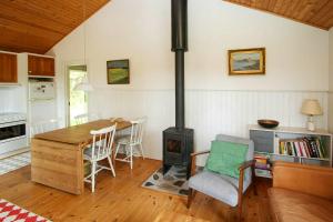 Kuchyň nebo kuchyňský kout v ubytování Authentic Cottage Close To The Beach On Samsø + 16 fotografií