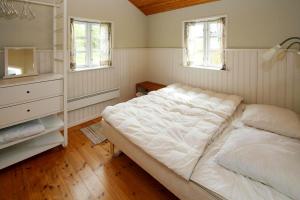 Postel nebo postele na pokoji v ubytování Authentic Cottage Close To The Beach On Samsø