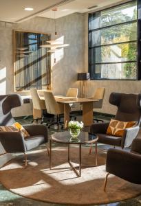 una sala de estar con sillas y una mesa en Ilunion Pio XII, en Madrid