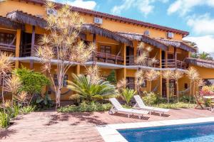 a hotel with a swimming pool and a resort at Pousada In Bali - Maresias in Maresias