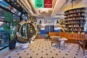 马德里只有你阿托查酒店 的一间房间里有沙发和椅子的商店