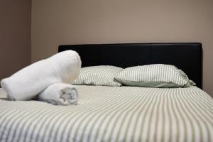 a bed with a pile of towels on it at Maisonnette aéroport Orly in Paray-Vieille-Poste