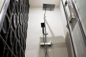 a shower in a bathroom with at Maisonnette aéroport Orly in Paray-Vieille-Poste +14 photos