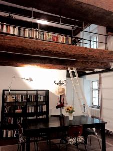um quarto com uma secretária e uma estante de livros com livros em Casa Livia em Lindau