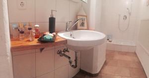 uma casa de banho com um lavatório branco e uma banheira em Casa Livia em Lindau
