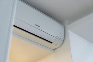 City Bright Apartment with Parking & Balcony في Trnávka: مكيف مثبت في السقف في الغرفة +23 صورة