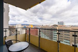 City Bright Apartment with Parking & Balcony في Trnávka: بلكونه فيها كرسيين واطلاله على مدينه