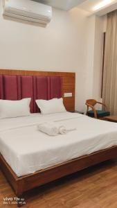 Un dormitorio con una cama con dos toallas encima. en PD Residency, en Duttnager