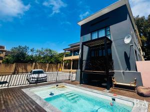 Starlight Inn Boutique Hotel في Humewood: منزل به حوض سباحة أمام المنزل