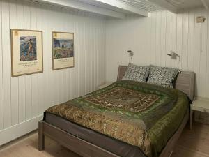 Ένα ή περισσότερα κρεβάτια σε δωμάτιο στο Fjord Cabin With Sea View South Of Drøbak