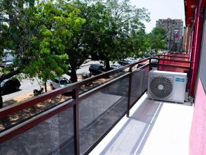 Appartement Cosy avec Balcon - Haie Vive في كوتونو: مكيف هواء على شرفة المبنى