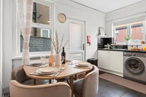 a dining room with a table and chairs in a kitchen at Contractors, Free Parking, TV, Discounts, Wi-Fi in Wallasey