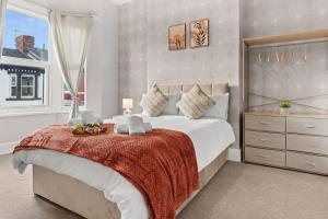 a bedroom with a bed with two teddy bears on it at Contractors, Free Parking, TV, Discounts, Wi-Fi in Wallasey