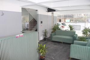 Khu vực ghế ngồi tại Zenora Stays