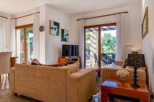 Μια τηλεόραση ή/και κέντρο ψυχαγωγίας στο 3 bedroom Villa Cardia with private pool, Aphrodite Hills Resort