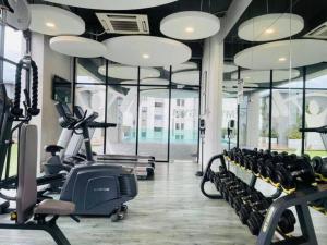 丹绒道光High floor Seaview 2BR Jazz Suite Bathtub &Sauna的大楼内配有跑步机和椭圆机的健身房