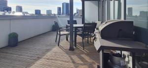 balcone con tavolo e sedie sul tetto di Atica Penthouse a Tallinn