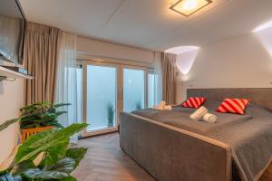 a bedroom with a bed with two teddy bears on it at Oude Dijkje in De Koog