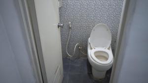 WonosariにあるGuest House Poerto Lemonの小さなバスルーム(トイレ付)