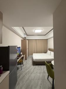 una camera d'albergo con un letto e una scrivania di SB Condo Sihanoukville -700m To U MALL a Sihanoukville